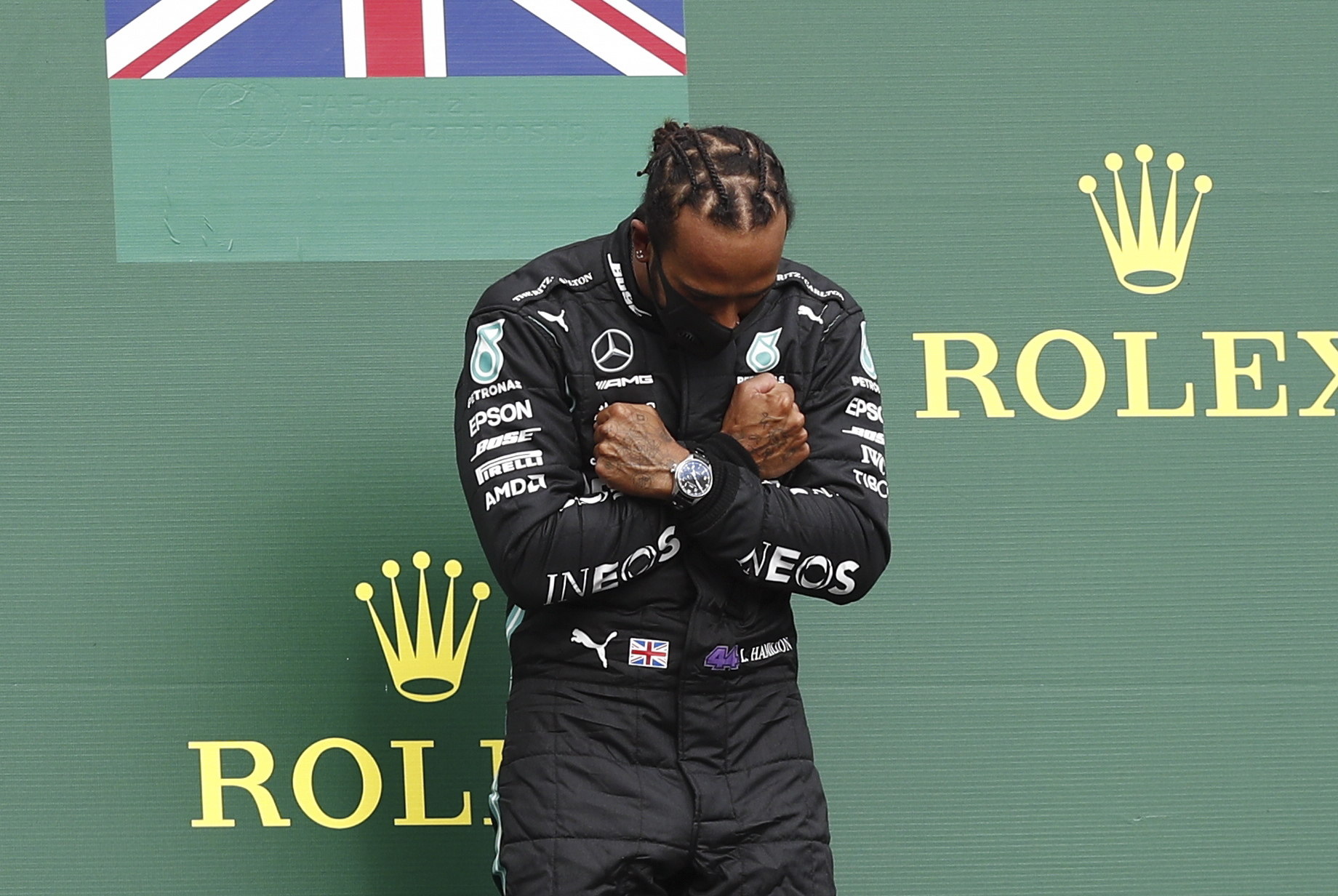 Lewis Hamilton, de Mercedes, festeja  el triunfo en Bélgica, mismo que dedicó al actor Chadwick Boseman. (Foto Prensa Libre: EFE. 