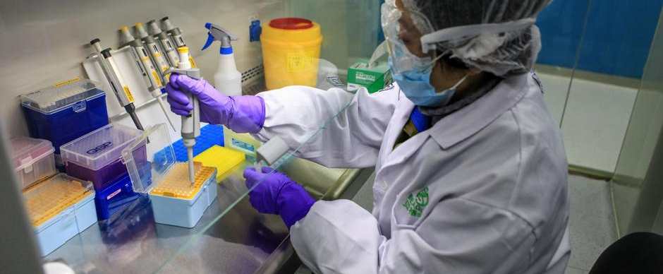 Cuba y Brasil se unen a la competencia mundial por la aprobación de una vacuna contra el covid-19. (Foto: AFP)
