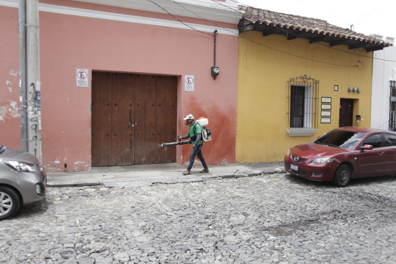 Un empleado desinfecta en las calles de Antigua Guatemala. (Foto Prensa Libre: Noé Medina)