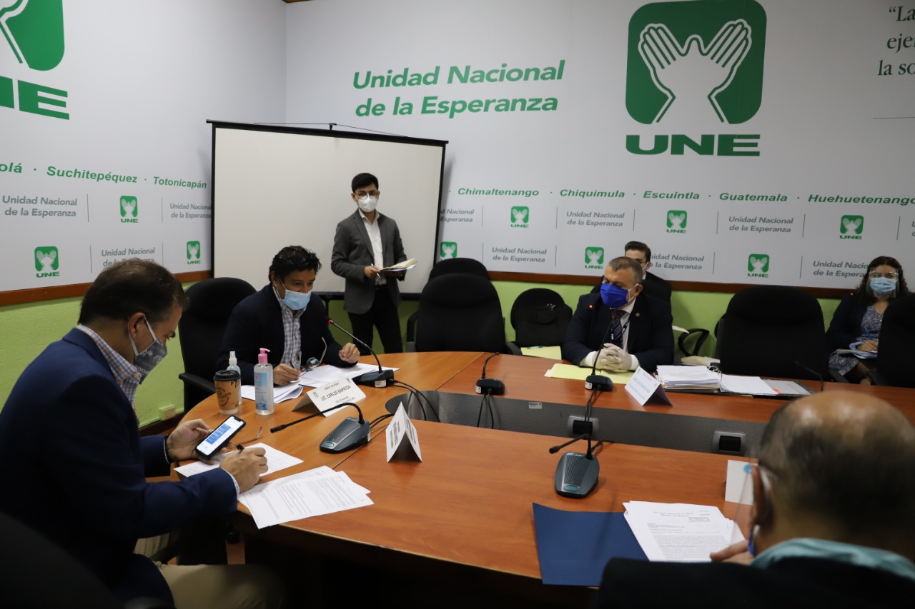 El procurador general de la Nación, Jorge Luis Donado -derecha-, es cuestionado por diputados de la UNE por haber recomendado la destitución del presidente del IGSS. (Foto Prensa Libre: Congreso)