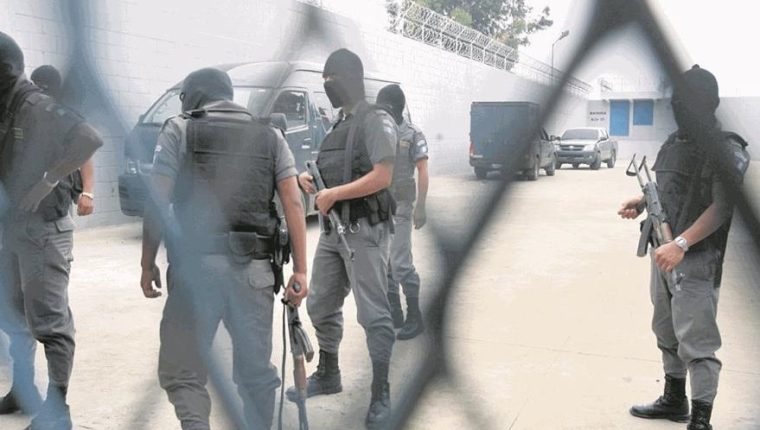El Sistema Penitenciario traslada a reos como medida de seguridad. (Foto Prensa Libre: Hemeroteca PL)