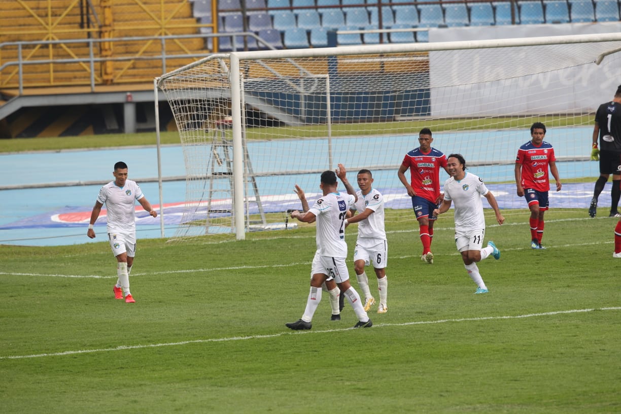 Los jugadores de Comunicaciones festejan el  primer gol conseguido por Andrés Lezcano frente a Xelajú. (Foto Prensa Libre: Norvin Mendoza).