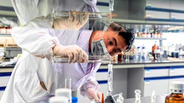 Varios proyectos se desarrollan para hallar cura contra el coronavirus. (Foto Prensa Libre: Forbes) 