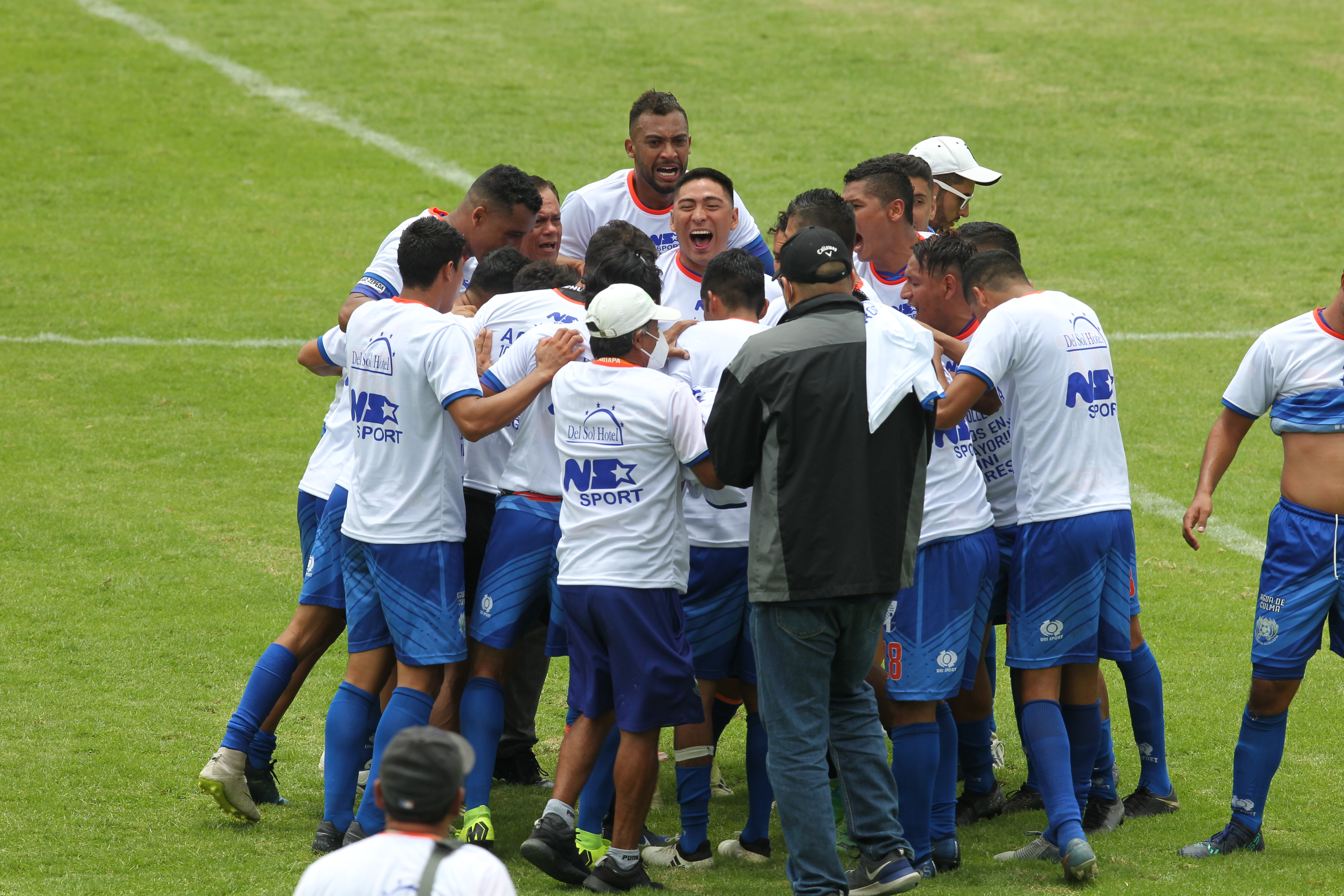 Los jugadores de Achuapa celebran después de lograr el ascenso. (Foto Prensa Libre: Norvin Mendoza)
