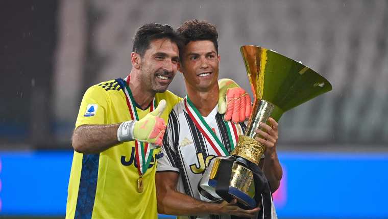El portugués Cristiano Ronaldo (D) y el portero italiano Gianluigi Buffon (I) varios títulos en la Serie A italiana. Foto Prensa Libre: AFP.