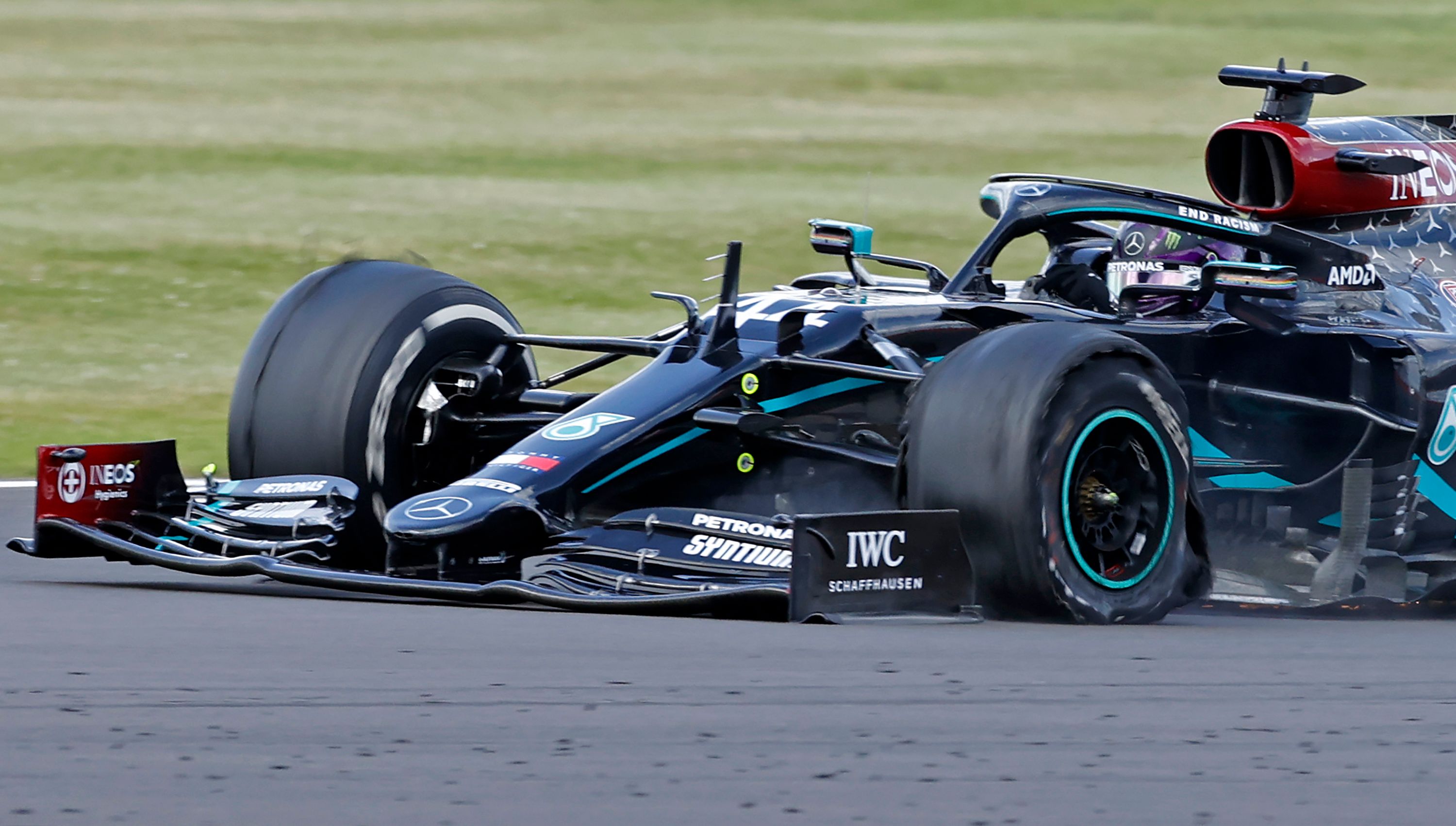 Lewis Hamilton, de Mercedes, ganó el Grand Premio de Silverstone y terminó con un neumático pinchado. (Foto Prensa Libre: AFP)
