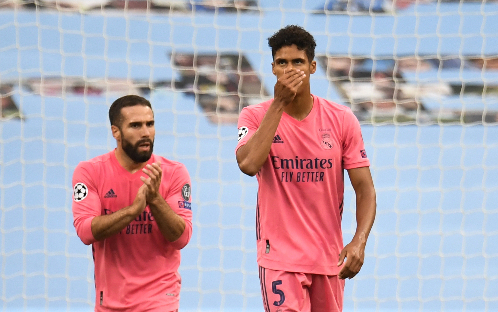 Varane vivió una pesadilla contra el Manchester City. (Foto Prensa Libre: AFP)