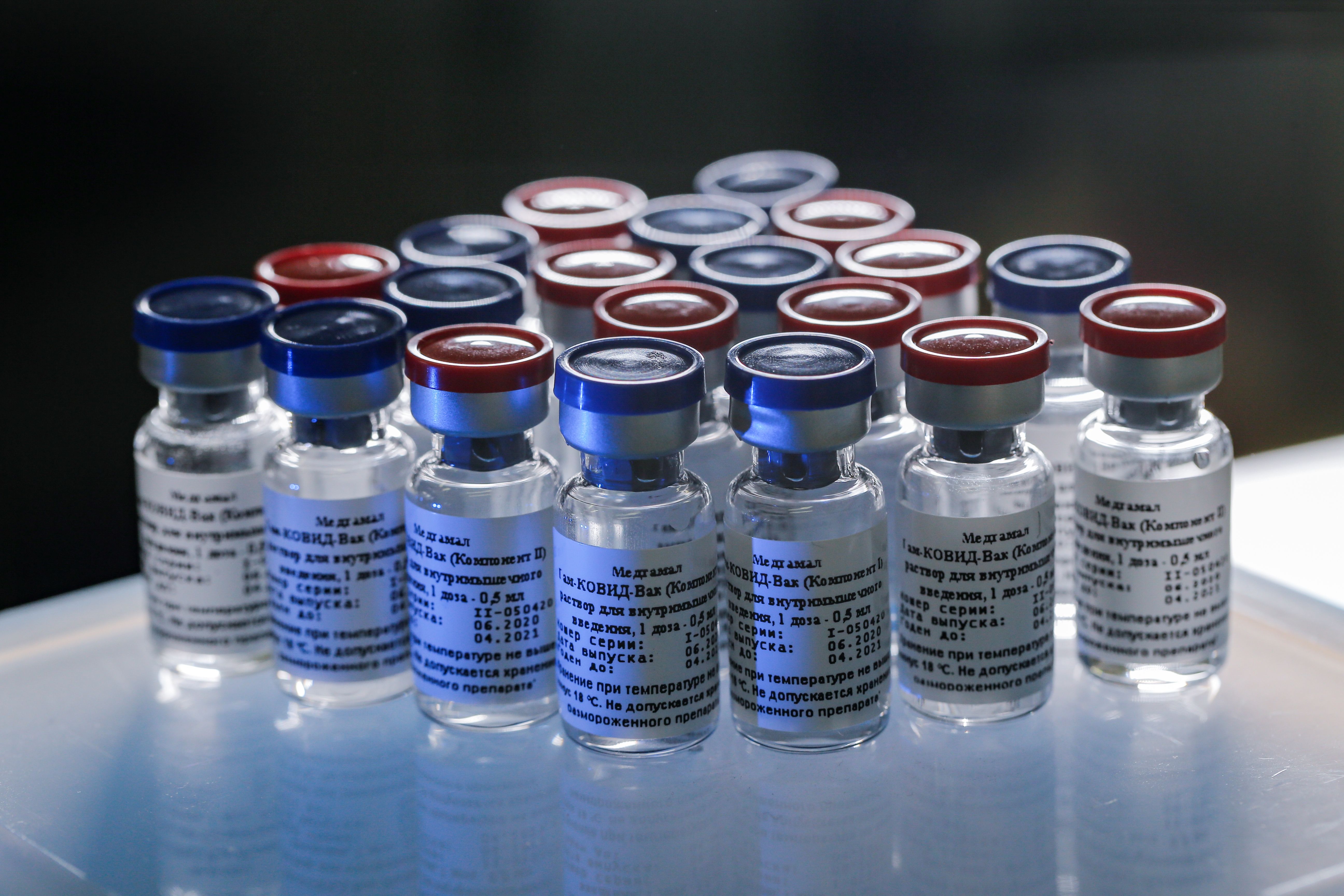 Muestras de la vacuna contra el coronavirus desarrollada por Rusia. (Foto Prensa Libre: AFP)