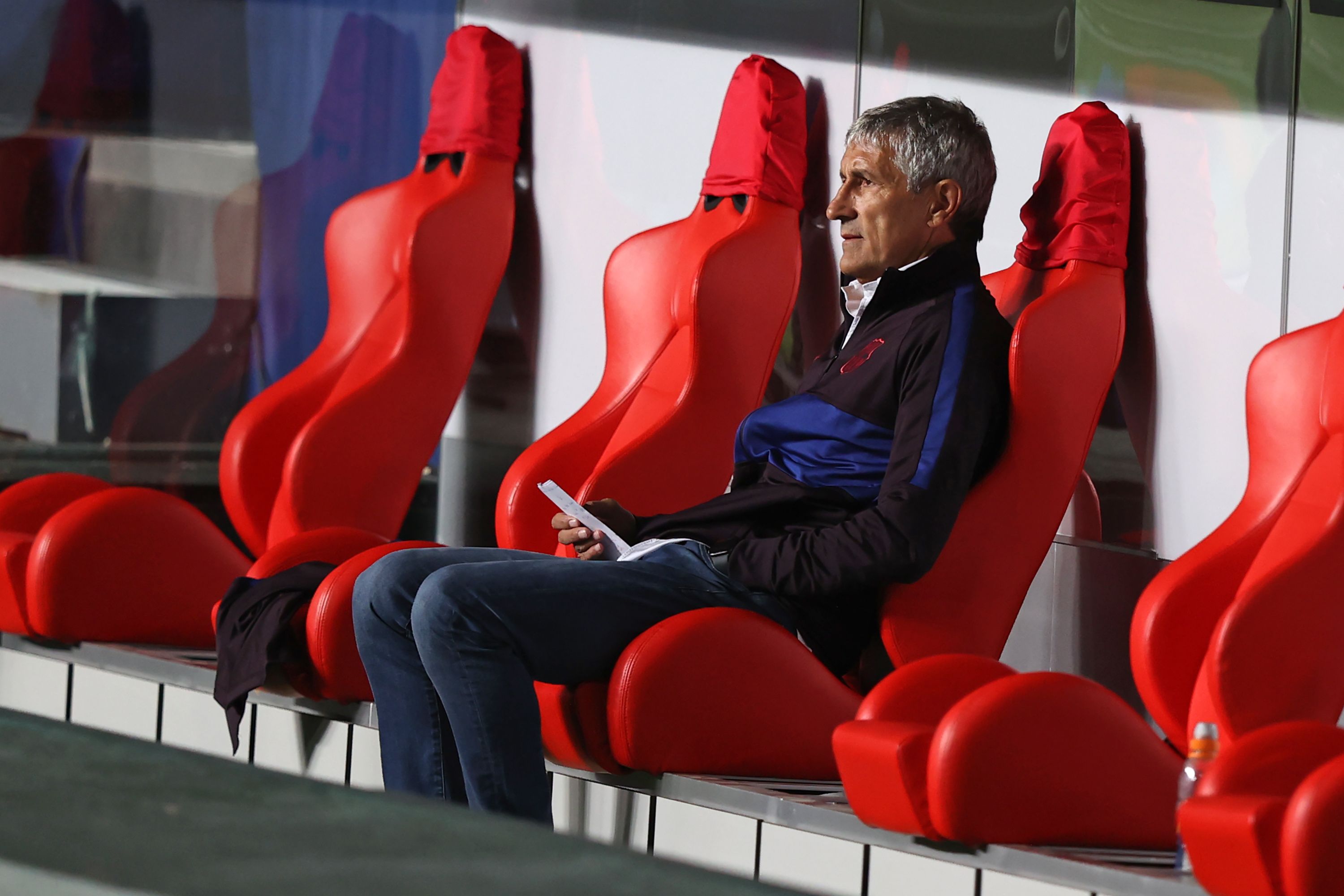 Quique Setien está pendiente de conocer su futuro al frente del Barcelona, después de una temporada para el olvido. (Foto Prensa Libre: AFP).