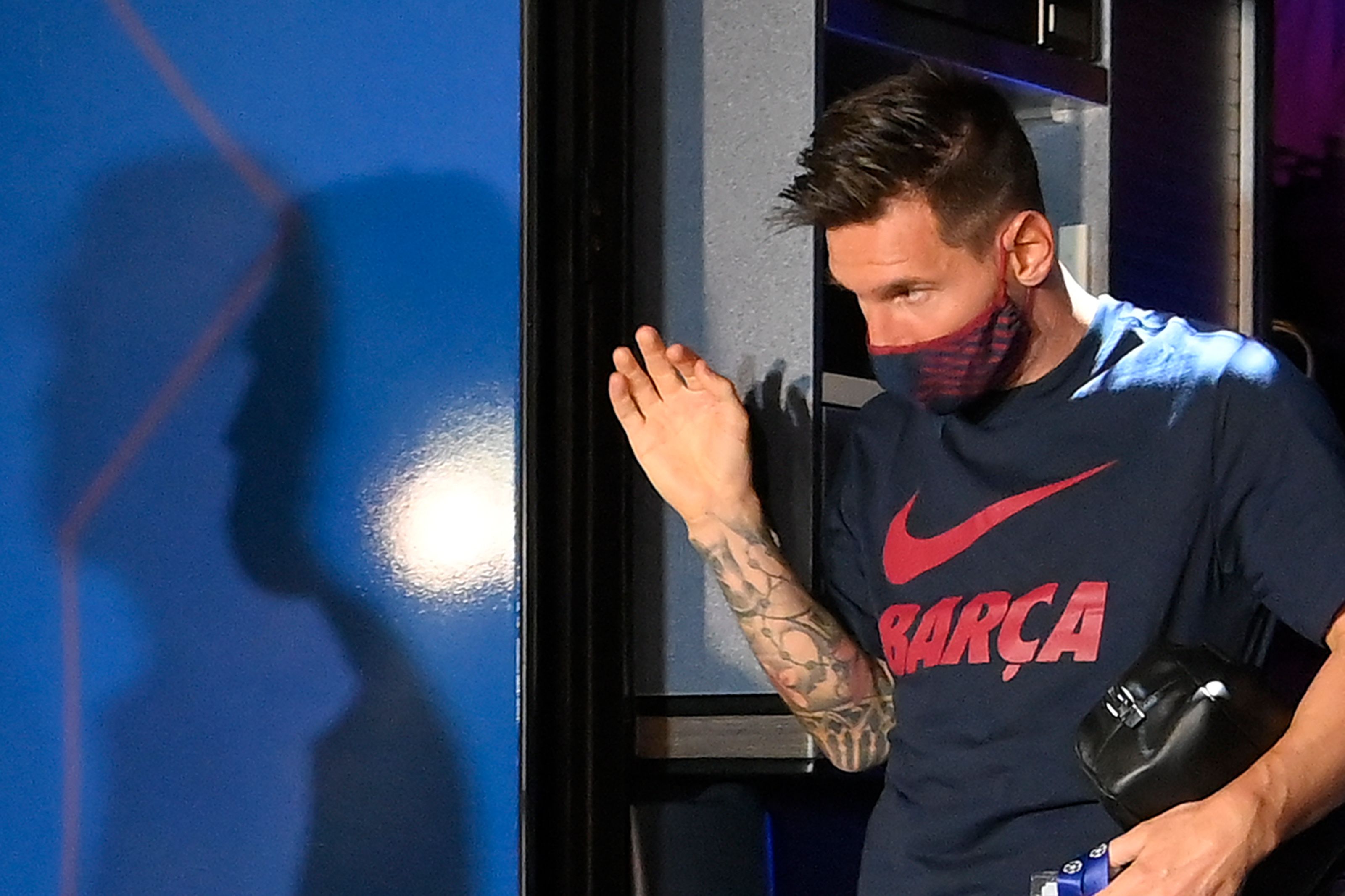 Messi una de las últimas veces que vistió algo relacionado con el Barcelona.