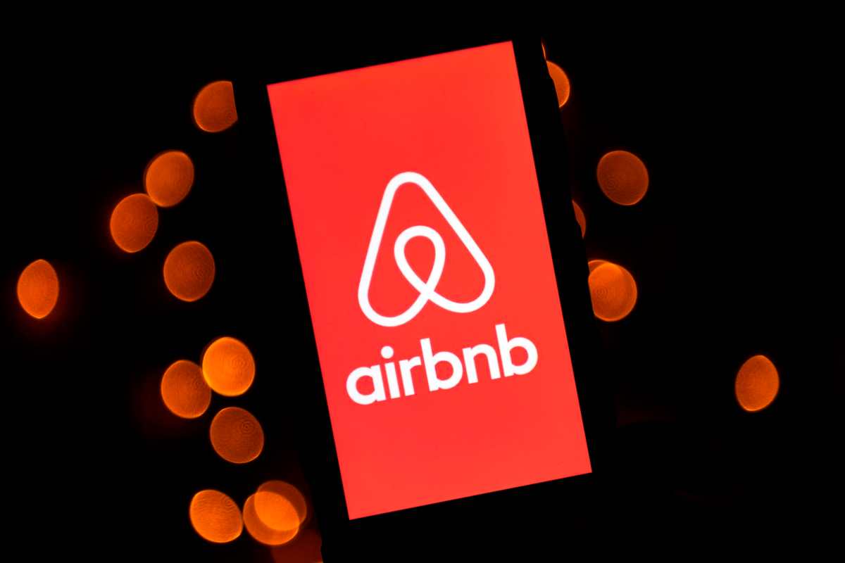 (FILES) This file illustration photo taken on November 22, 2019 shows the logo of the online lodging service Airbnb displayed on a smartphone in Paris. - Home-sharing startup Airbnb on August 19, 2020 said it has confidentially filed with US regulators for an initial public offering. The number of shares and price has yet to be determined, according to the San Francisco-based company. (Photo by Lionel BONAVENTURE / AFP)