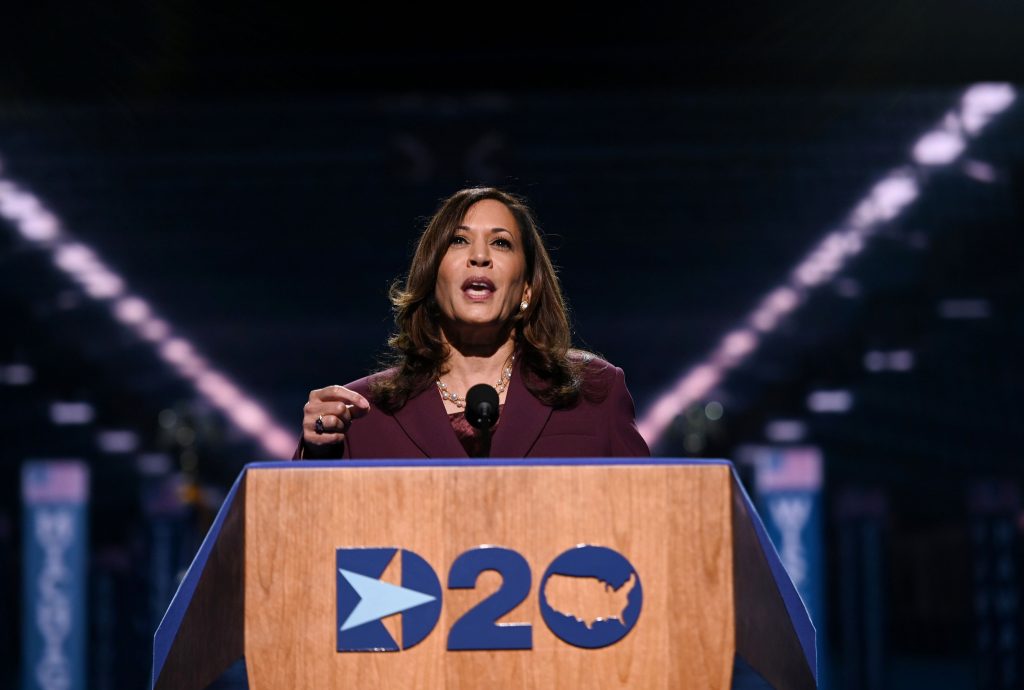 Kamala Harris habla durante convención demócrata. (Foto Prensa Libre: AFP)