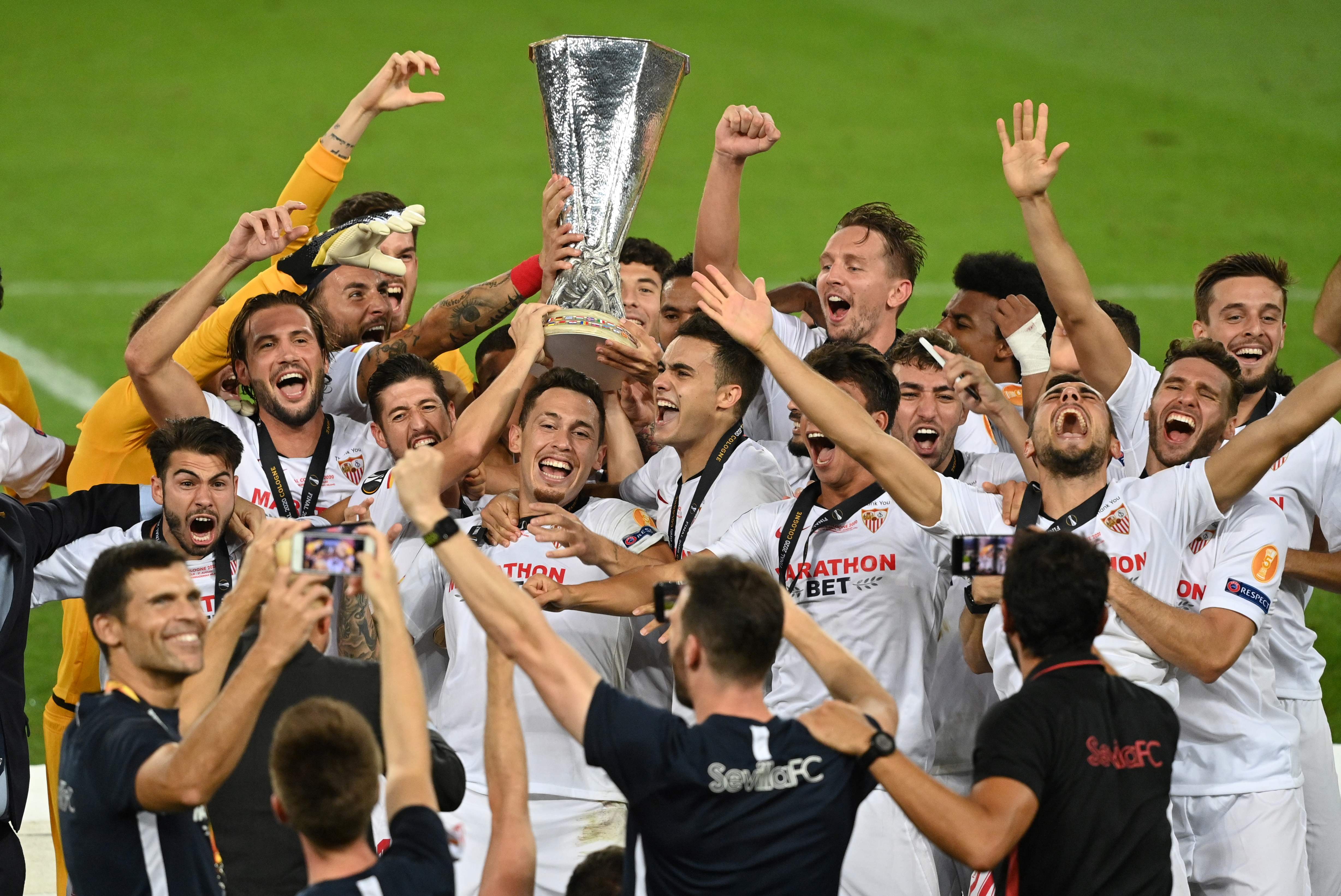 Así festejaron los jugadores del Sevilla el título de la Europa League. (Foto Prensa Libre AFP)
