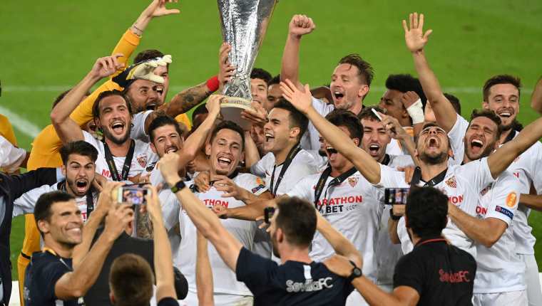 Así festejaron los jugadores del Sevilla el título de la Europa League. (Foto Prensa Libre AFP)