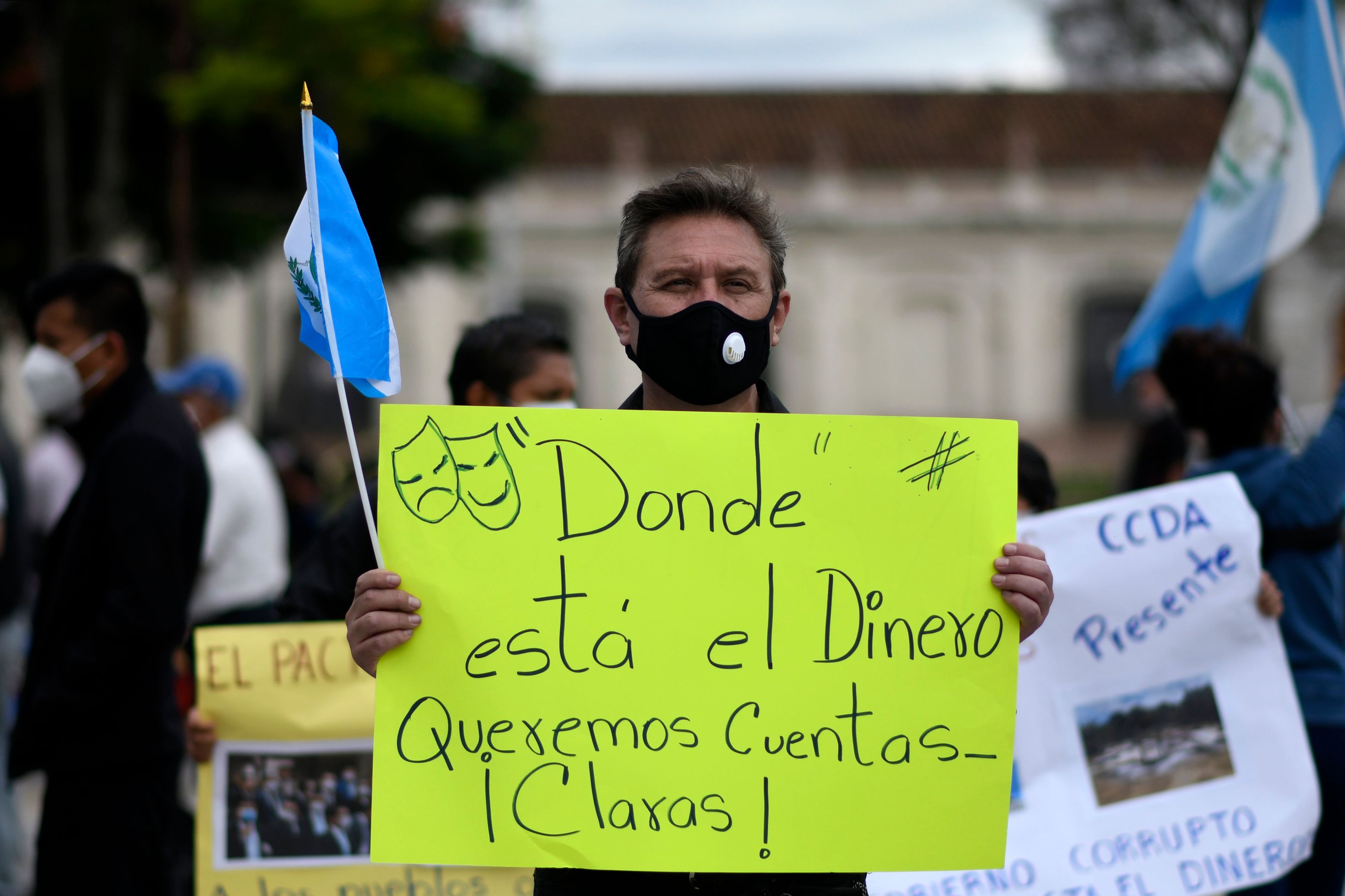 Un hombre sostiene un cartel durante una de las manifestaciones pacificas que buscan conocer el destino de los fondos asignados para la crisis del Covid - 19. Fotografía: Prensa Libre. 