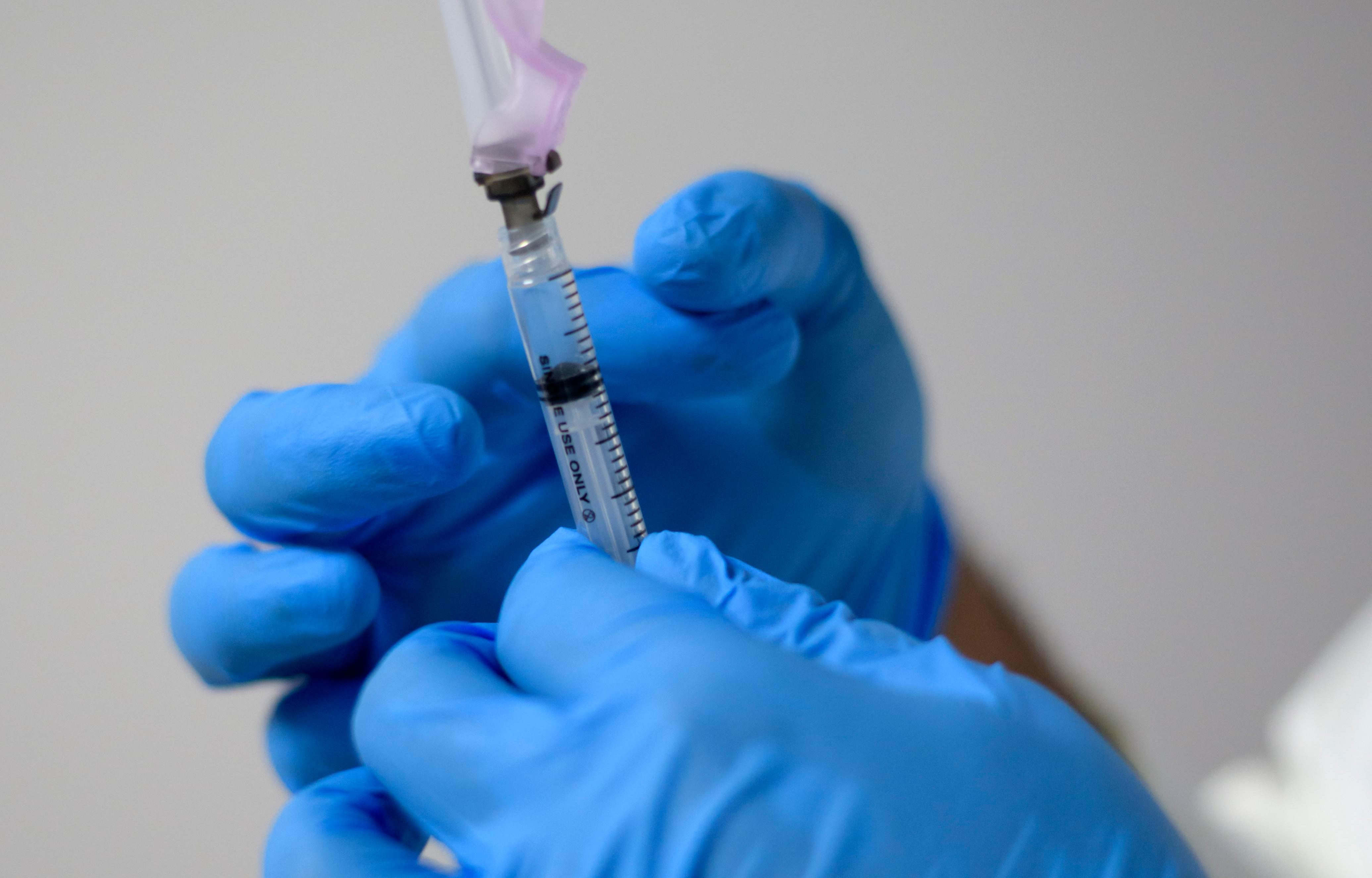 Este descubrimiento podría suponer un revés para quienes basan su estrategia contra la pandemia en la supuesta inmunidad obtenida tras pasar la enfermedad. (Foto Prensa Libre: AFP)