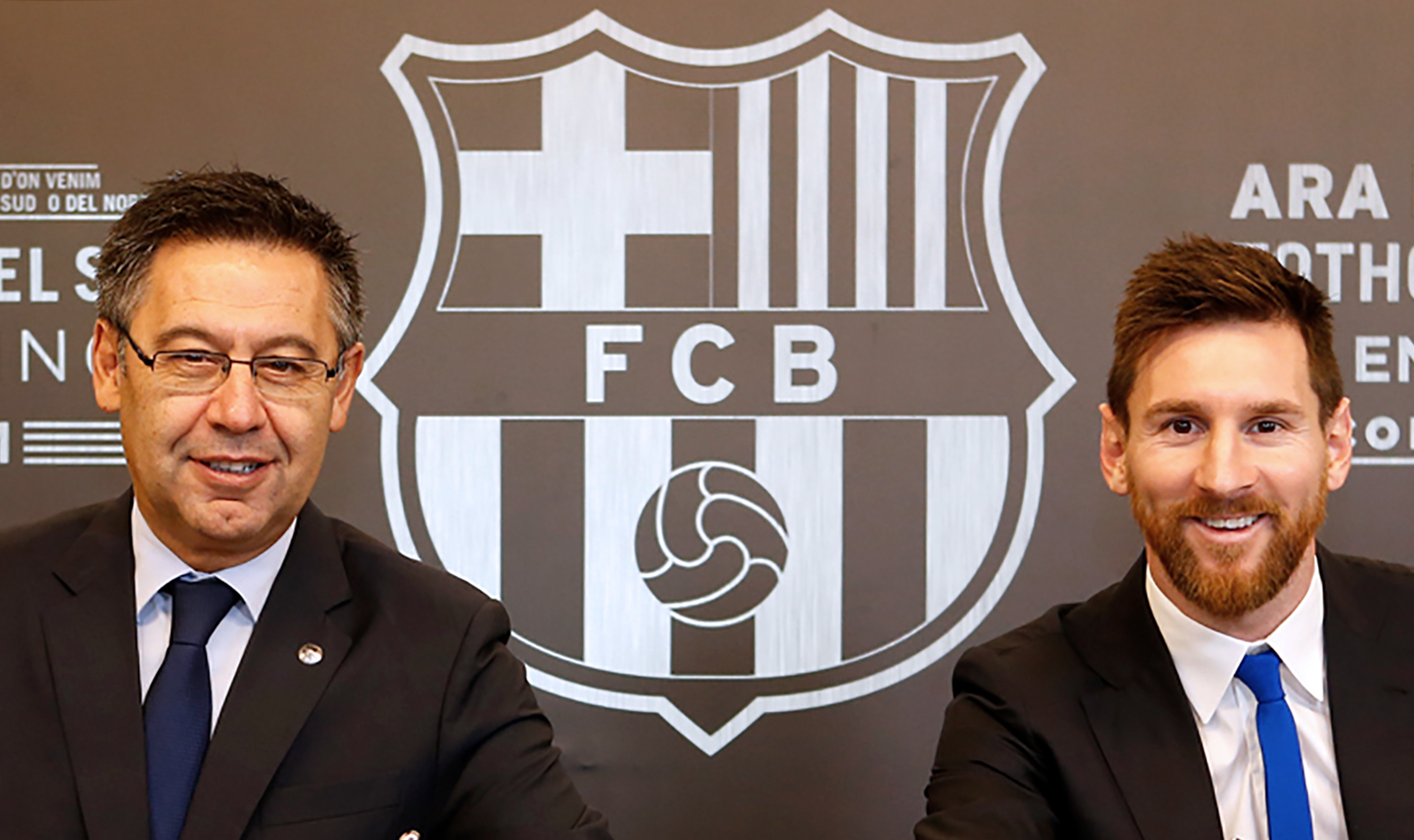 Fotografía tomada el 25 de noviembre del 2017, muestran al presidente del FC Barcelona, Josep Maria Bartomeu, y a Leo Messi luego de la firma de la extensión de su contrato. (Foto Prensa Libre: AFP)