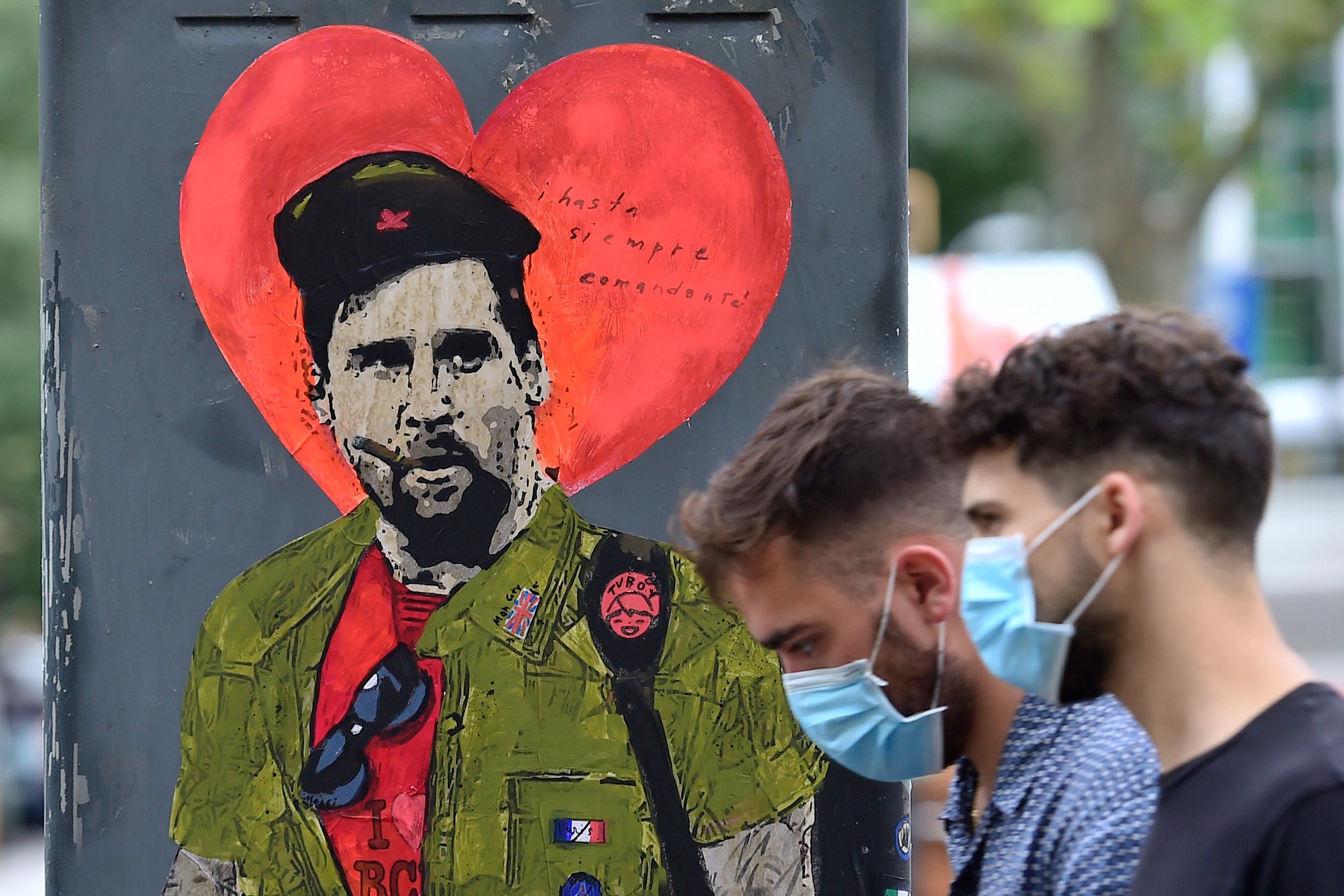 Imagen de Lionel Messi en la calles de Barcelona con el mensaje  "Hasta Siempre Comandante". (Foto Prensa Libre: AFP).