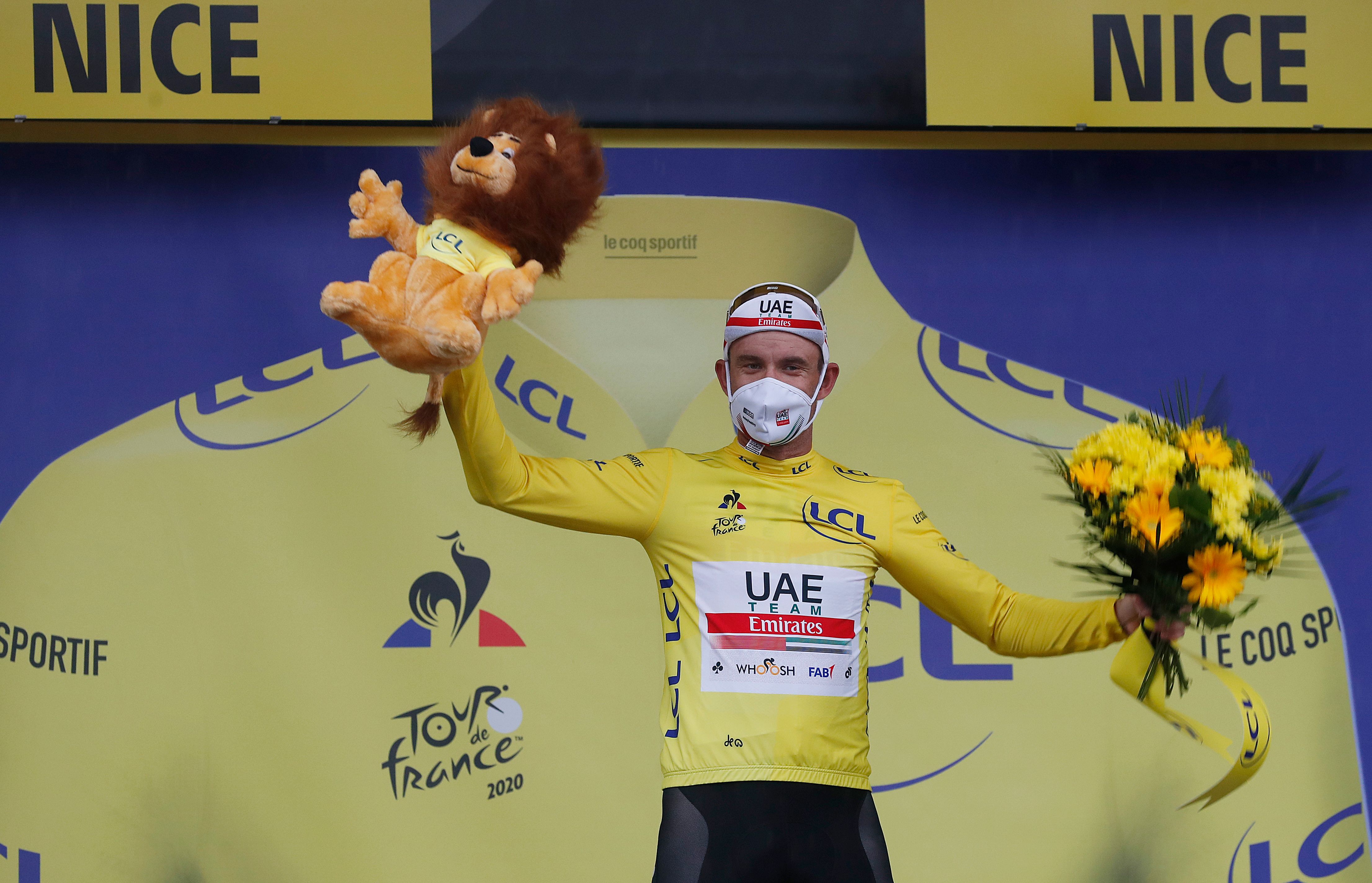 Alexander Kristoff  celebra con el suéter de líder del Tour de Francia. (Foto Prensa Libre: AFP).