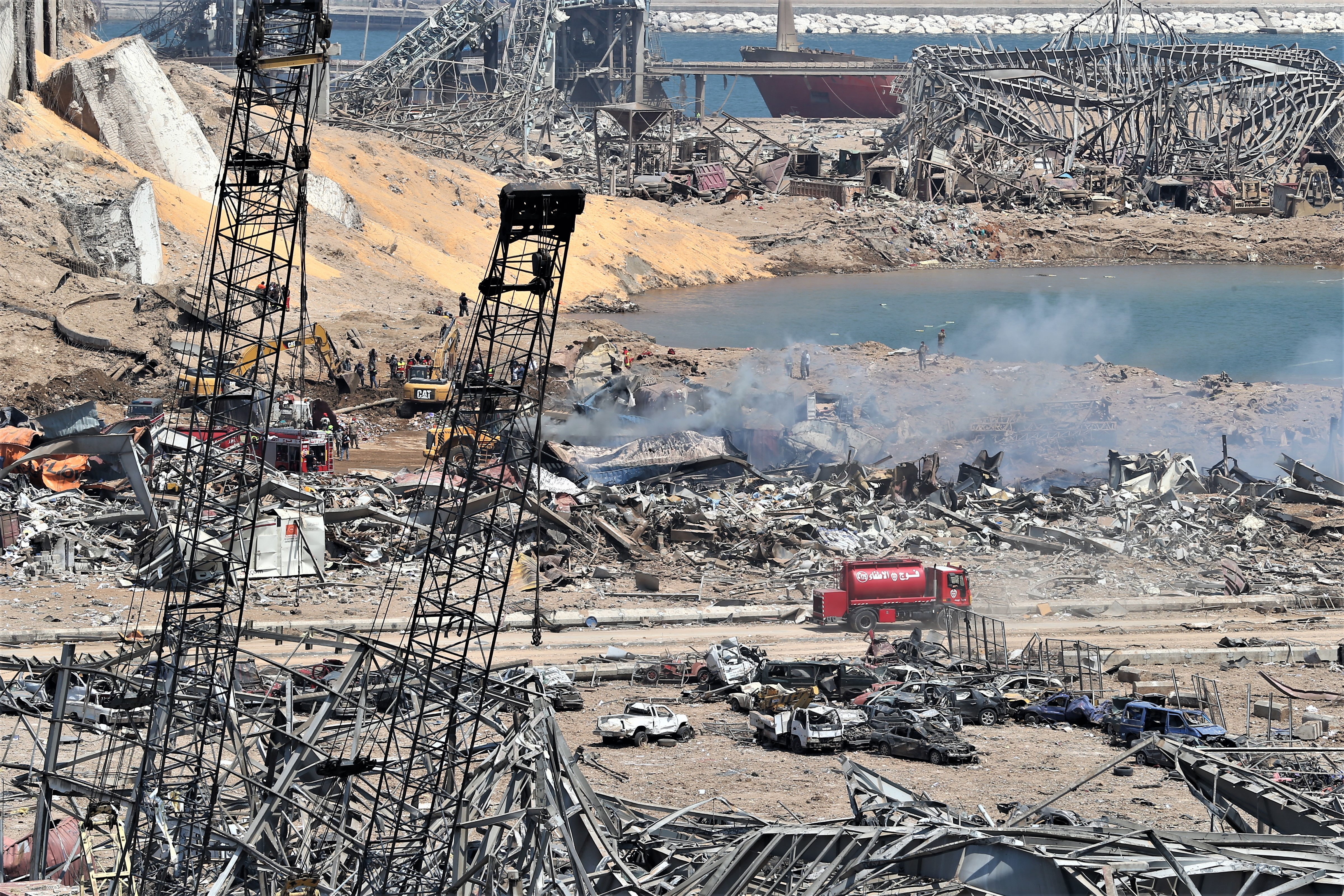Una visión general del puerto destruido después de una explosión masiva en el centro de Beirut, Líbano. (Foto Prensa Libre: EFE)