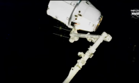 En un video de la Nasa, se observa cómo un brazo robótico de la Estación Espacial Internacional sujeta a la cápsula Dragon, en cuyo interior viajó Quetzal-1, el primer satélite guatemalteco. (Foto Prensa Libre, YouTube)