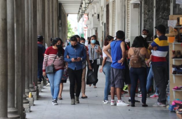 A criterio de médicos en los últimos días los guatemaltecos han decaído en las medidas de prevención. Fotografía: Prensa Libre (Érick Ávila). 