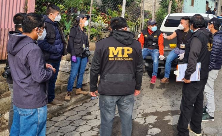 Investigadores del MP se disponen a efectuar allanamientos por la quema del edificio municipal en San Lucas Tolimán. (Foto Prensa Libre: MP) 