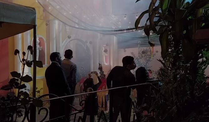 Personas no guardan el distanciamiento social durante celebración religiosa en Mixco. (Foto Prensa Libre: Byron García) 

