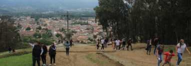 Visitantes ingresan al Cerro de la Cruz pese a prohibición de la comuna para la pandemia del coronavirus. (Foto Prensa Libre: Byron García)