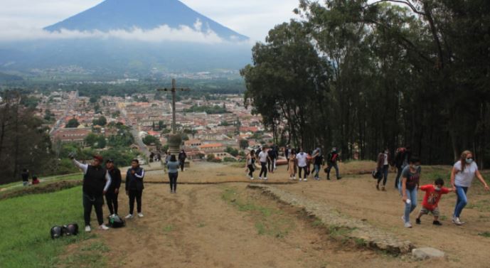 Visitantes ingresan al Cerro de la Cruz pese a prohibición de la comuna para la pandemia del coronavirus. (Foto Prensa Libre: Byron García)