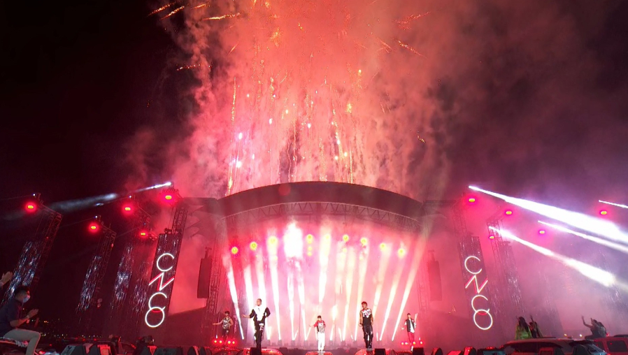 CNCO durante su presentación en la ceremonia de entrega de los MTV Video Music Awards (VMA) 2020. (Foto Prensa Libre: EFE)