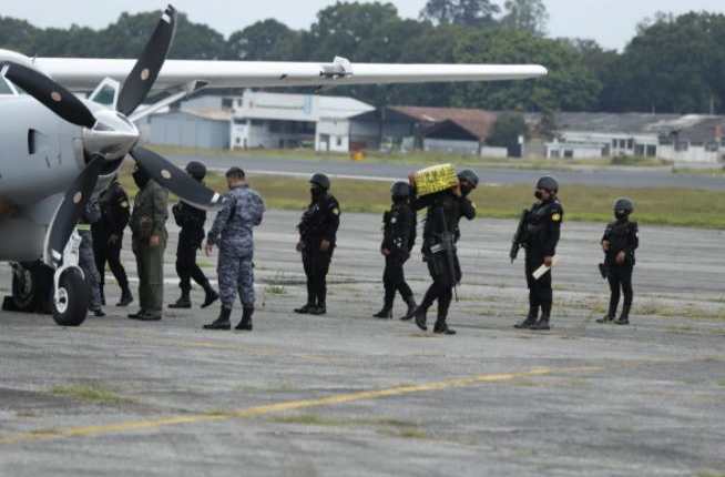 La cocaína decomisada en Petén fue trasladada hacia la Fuerza Aérea Guatemalteca. (Foto Prensa Libre: Esbin García)