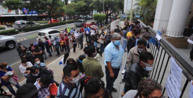 Los guatemaltecos salen a la calles con mascarilla para protegerse del coronavirus. (Foto Prensa Libre: Juan Diego González)