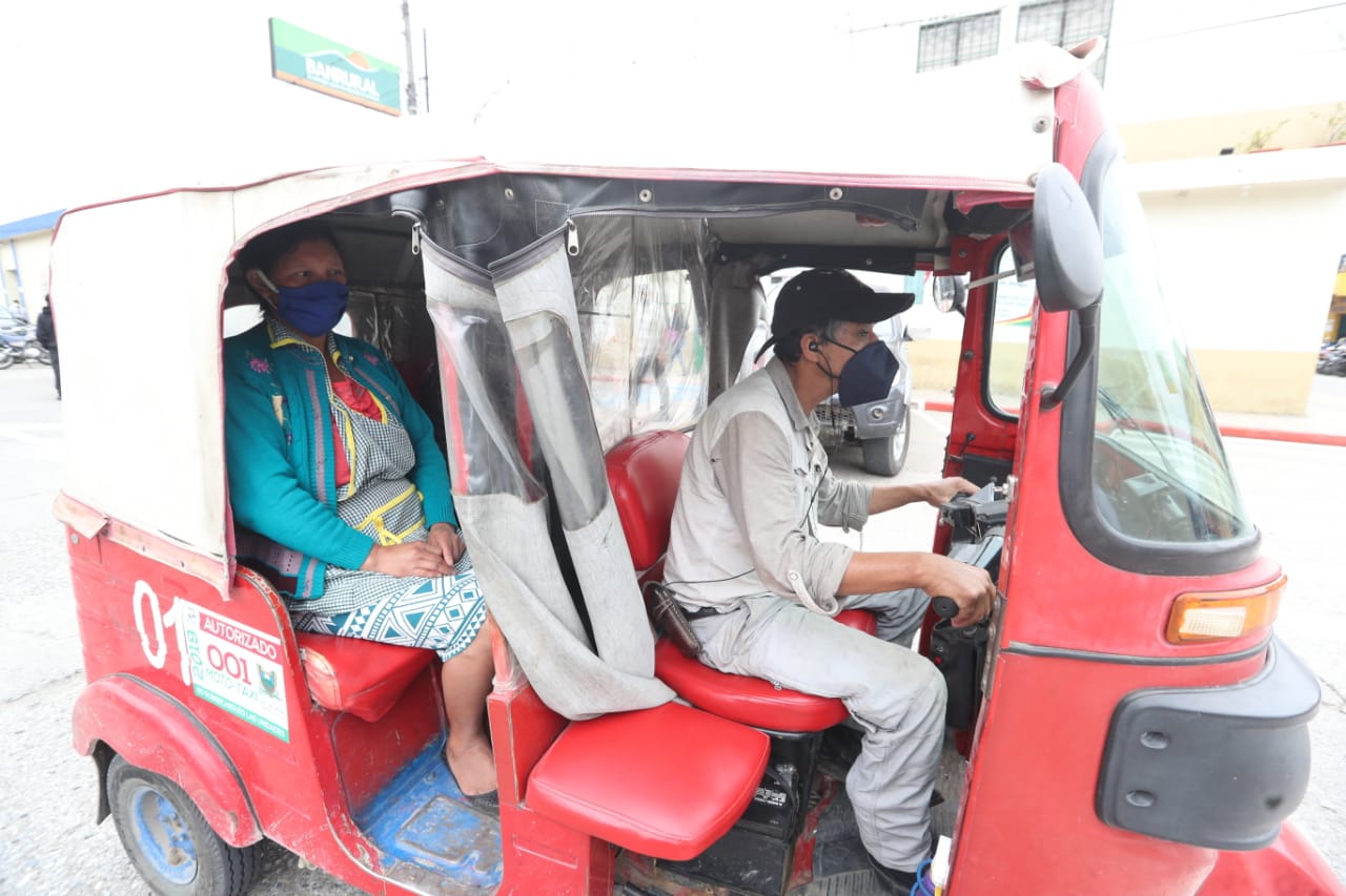 Guatemaltecos continúan sus actividades económicas bajo medidas de prevención, para evitar contagios de coronavirus. (Foto Prensa Libre: Érick Ávila) 
