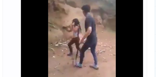 Niña agredida al ser rescatada de un pozo en el que cayó en San Juan Sacatepéquez. (Foto Prensa Libre: captura de video)
