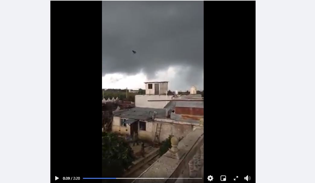 Pobladores de varios sectores de Patzún, Chimaltenango, fueron sorprendidos por un ventarrón.