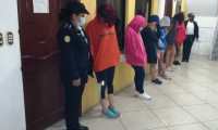 Varias mujeres estaban entre los 26 capturados por participar en una fiesta clandestina en Huehuetenango. (Foto Prensa Libre: PNC)