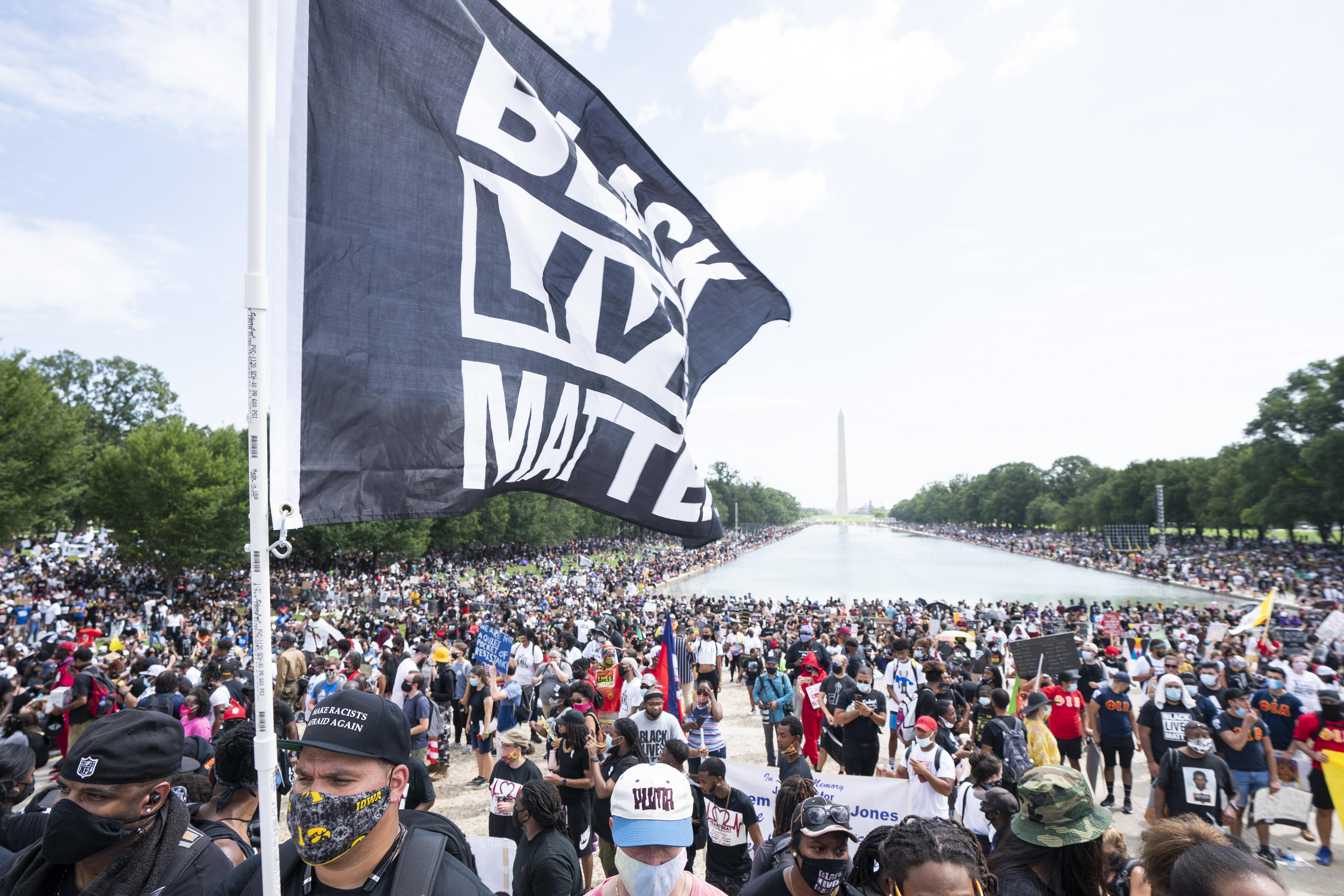 Manifestantes se reúnen en el monumento a Lincoln para protestar contra la violencia policial. (Foto Prensa Libre: EFE)