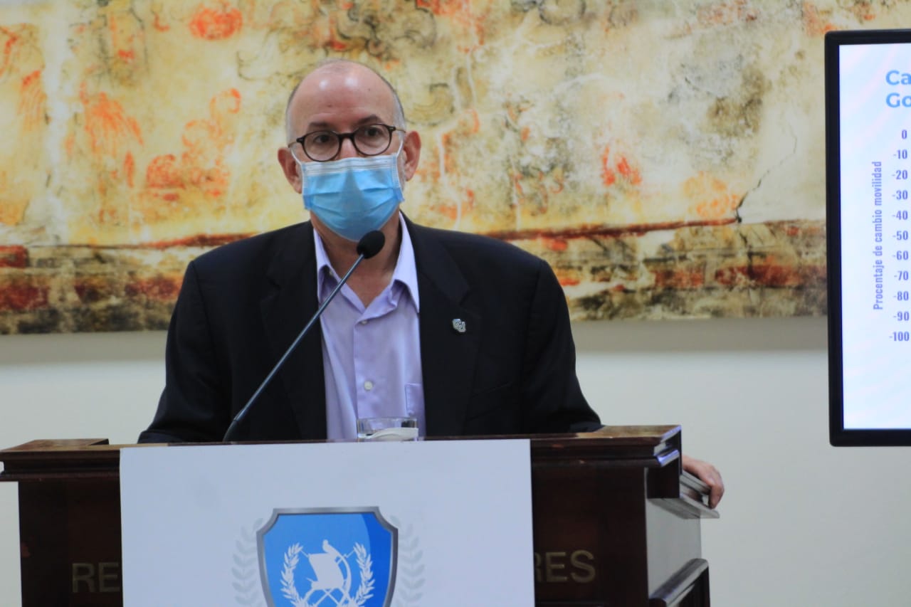 Edwin Asturias, director de la Coprecovid, brinda detalles del avance del coronavirus en Guatemala. (Foto Prensa Libre: Byron García)