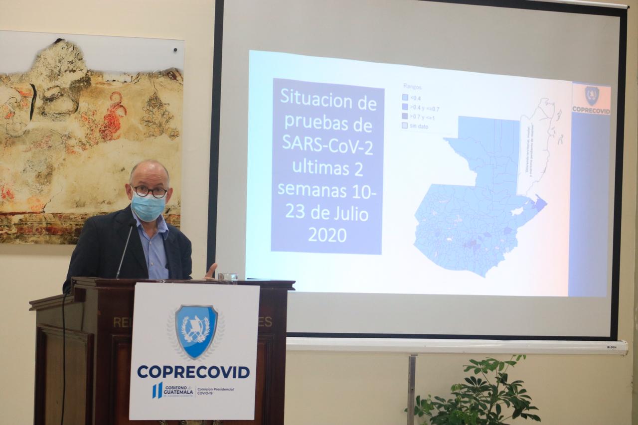 Edwin Asturias, director de la Coprecovid, explica la estrategia para combatir el coronavirus en los próximos meses. (Foto Prensa Libre: Fernando Cabrera)