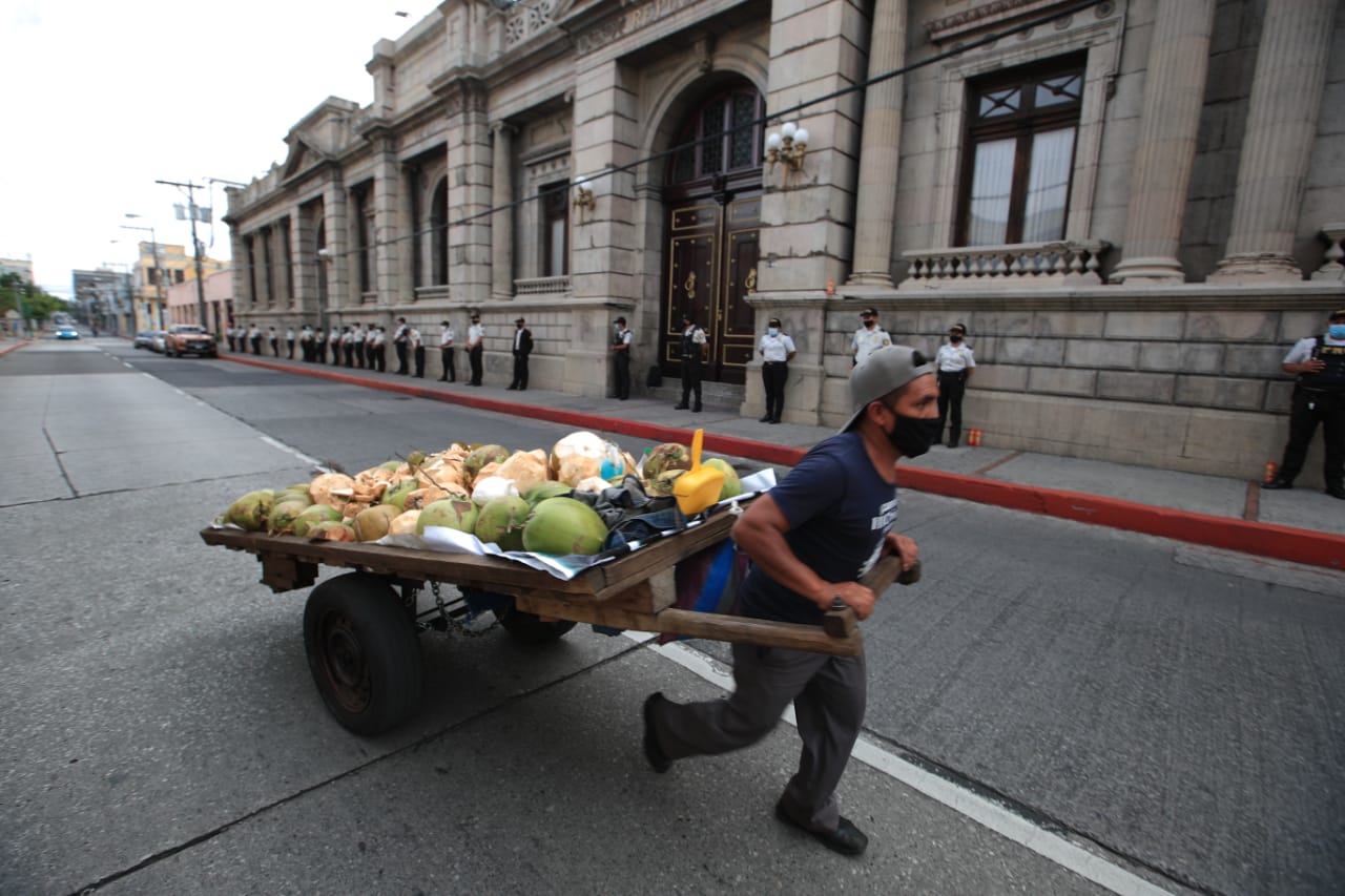 Los guatemaltecos han retomado sus actividades comerciales a pesar de la emergencia por el coronavirus. (Foto Prensa Libre: Carlos H. Ovalle)