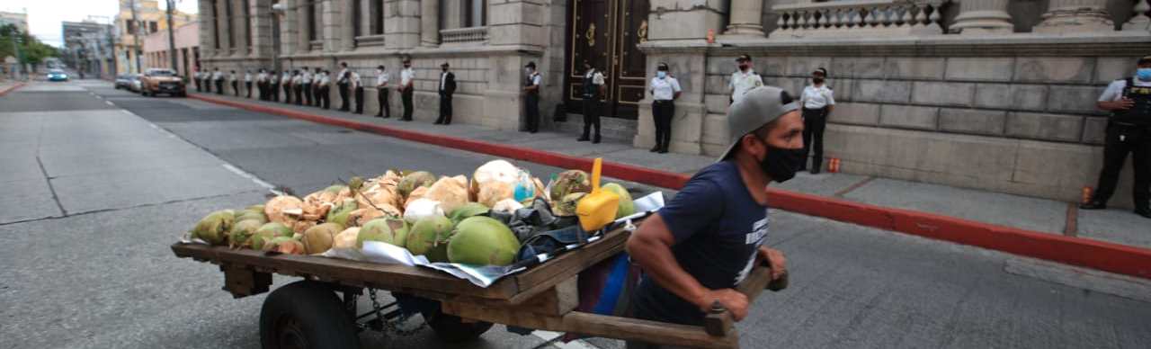 Los guatemaltecos han retomado sus actividades comerciales a pesar de la emergencia por el coronavirus. (Foto Prensa Libre: Carlos H. Ovalle)