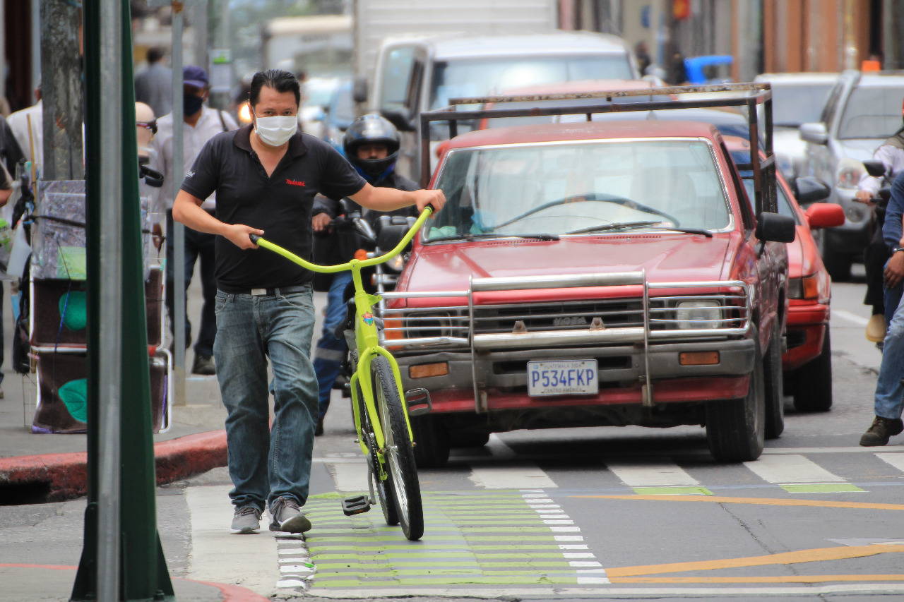 Los guatemaltecos continúan con medidas de prevención para enfrentar la nueva normalidad por el coronavirus. (Foto Prensa Libre: Byron García)