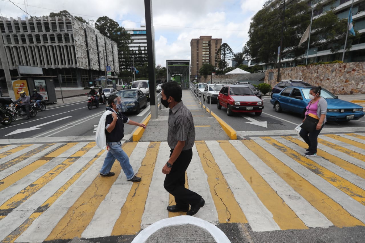 El horario de dependencias del Ejecutivo seguirá de 7 a 15 horas durante seis meses más. (Foto Prensa Libre: HemerotecaPL)