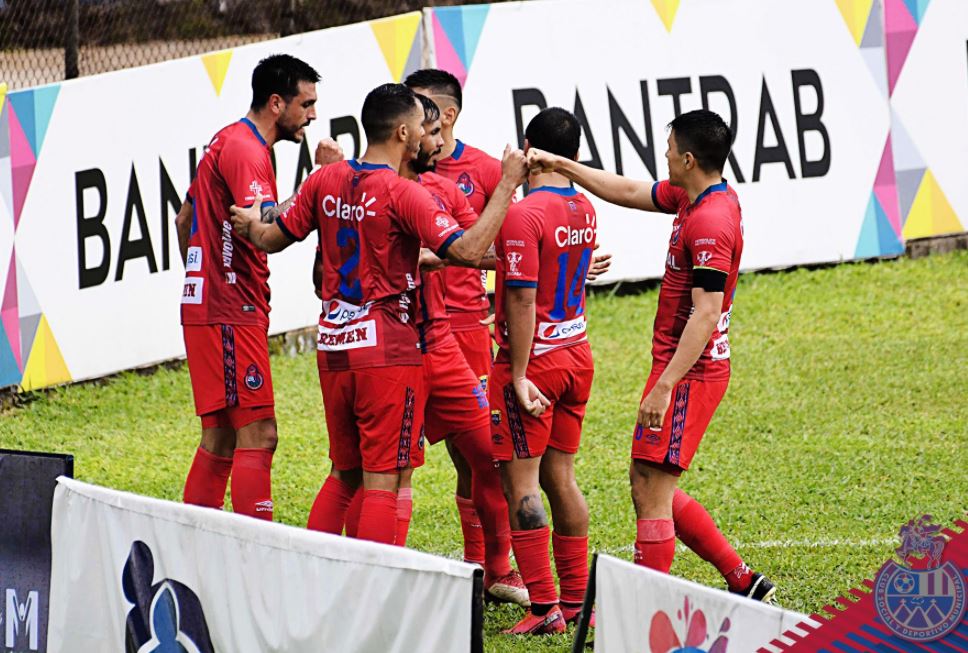 Los jugadores de Municipal celebran el gol de Ramiro Rocca frente a Cobán. (Foto Municipal).
