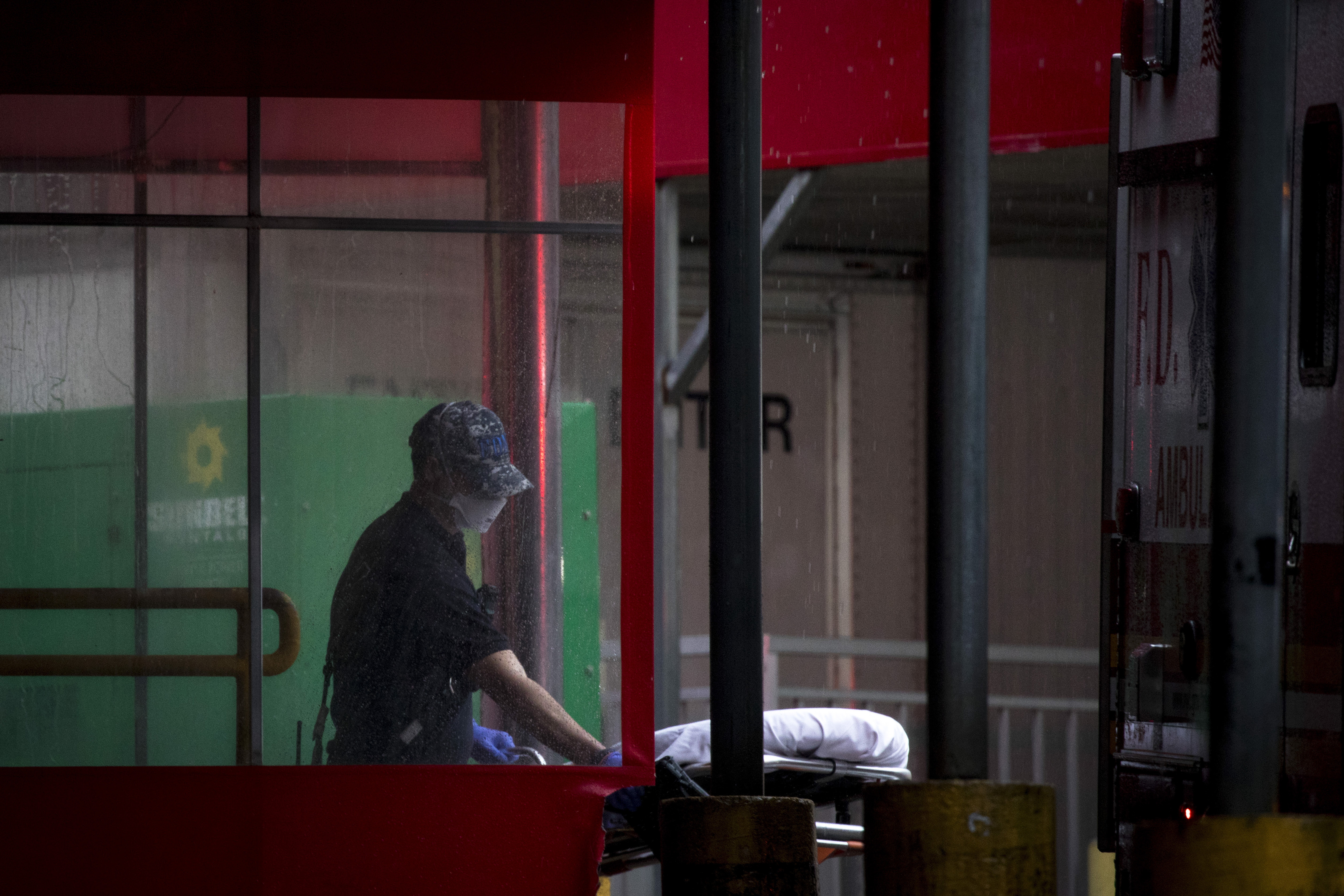 El Centro Hospitalario Elmhurst de Nueva York, donde los doctores trataron a un paciente que había bebido una mezcla de cloro como parte de una cura falsa en contra del virus que había encontrado en YouTube, el 21 de abril de 2020. (Foto Prensa Libre: Dave Sanders/The New York Times)