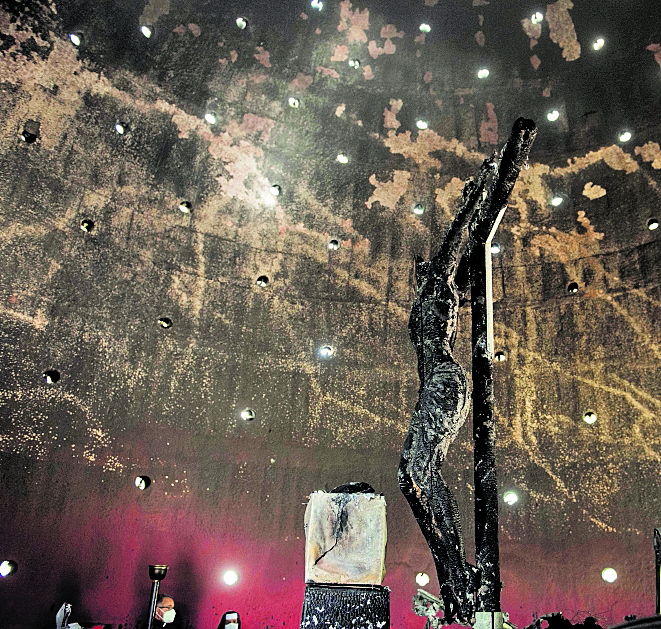 La imagen de la Sangre de Cristo de la Catedral Metropolitana de Nicaragua se dañó a causa de un incendio. (Foto Prensa Libre: EFE)