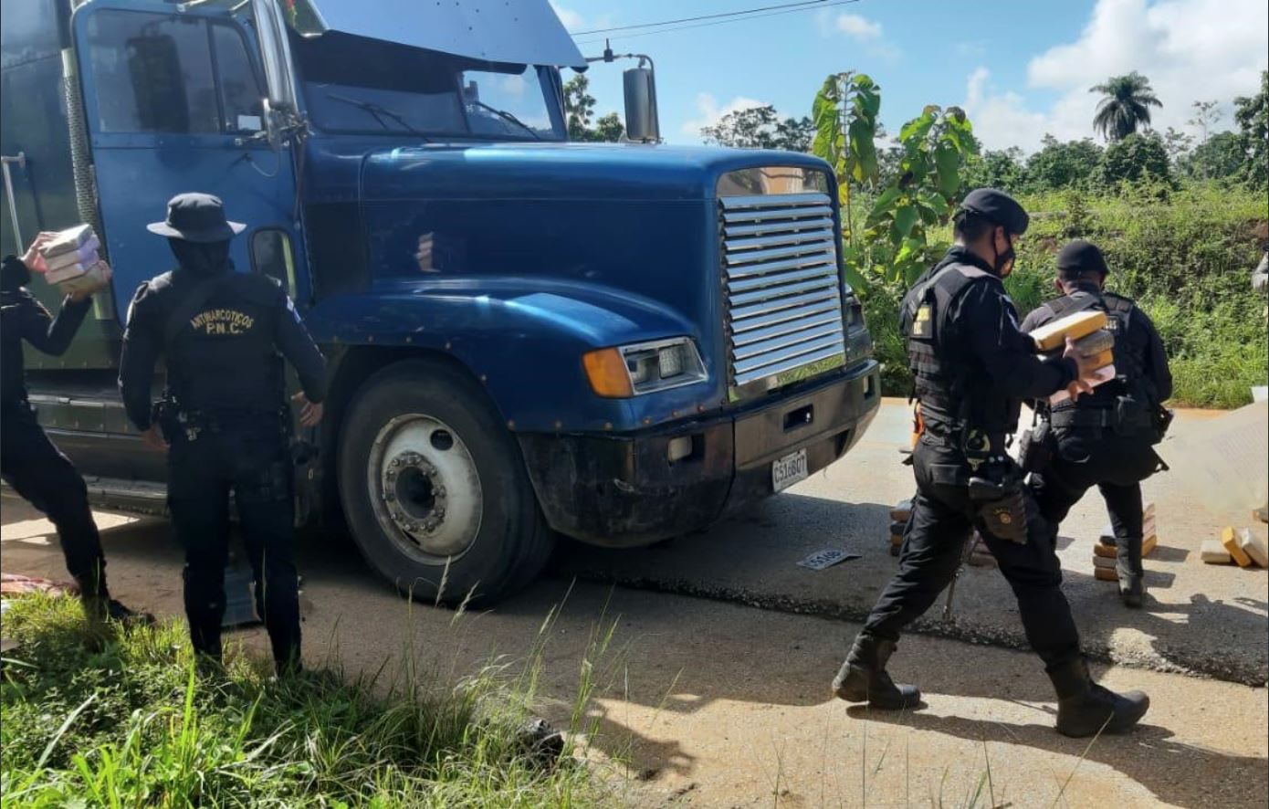Agentes antinarcóticos retiran los paquetes de droga de la cabina del camión, en el km 364 en la ruta que, de la Franja Trasversal del Norte, en Chahal, conduce a Fray Bartolomé de las Casas, Alta Verapaz. (Foto Prensa Libre: PNC)

