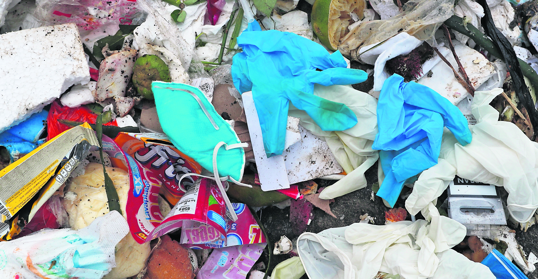 En vertederos de la ciudad se pueden observar desechos sanitarios, entre ellos mascarillas y guantes. Foto Eswin García. 