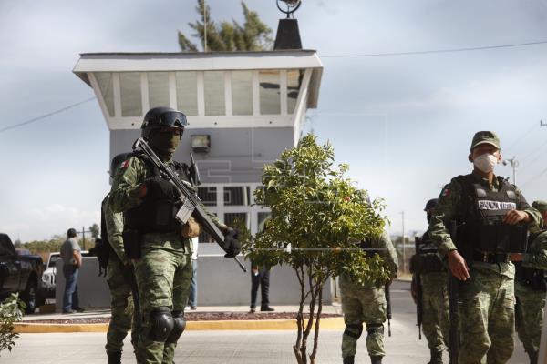 Integrantes de la policía estatal y Guardia Nacional vigilan la puerta del Centro de Reinserción Social de Puente Grande, en el municipio El Salto, estado de Jalisco (México). (Foto Prensa Libre: EFE)